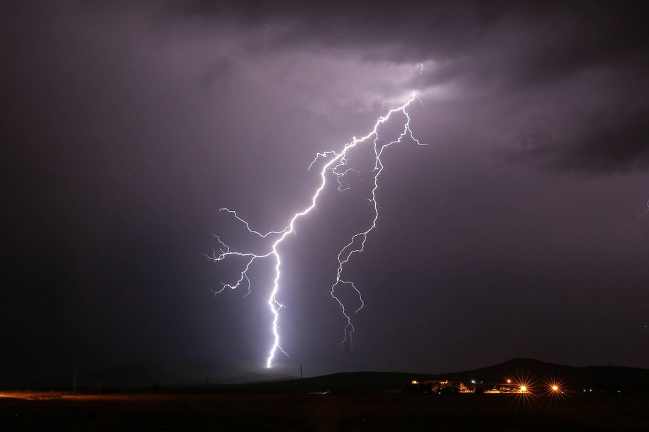 IMGW ostrzega przed silnym wiatrem, intensywnymi deszczami i burzami