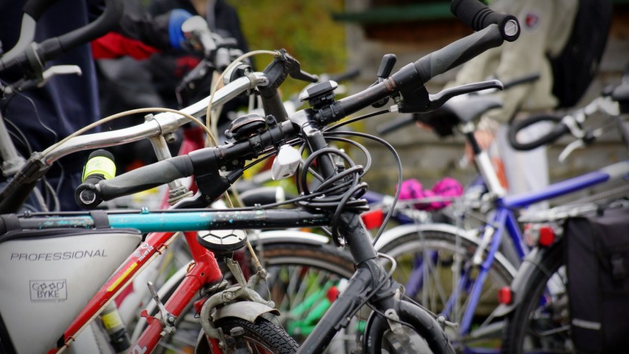 Rowerzysta wiózł na kierownicy koleżankę. Wjechał w wózek, dziecko wypadło na jezdnię