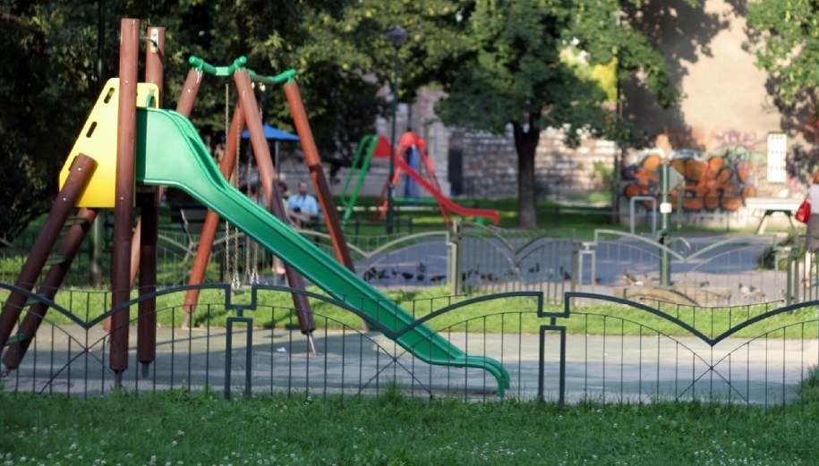 Szokujące zajście w piaskownicy. 10-latek pociął nożem twarz 5-latka