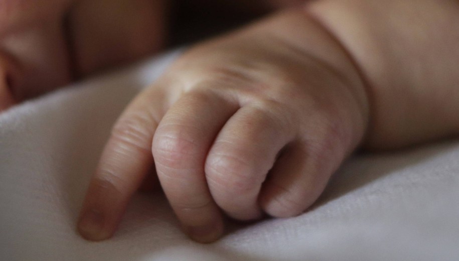 Rosja: Masażystka "z boskim darem" złamała niemowlakowi kark