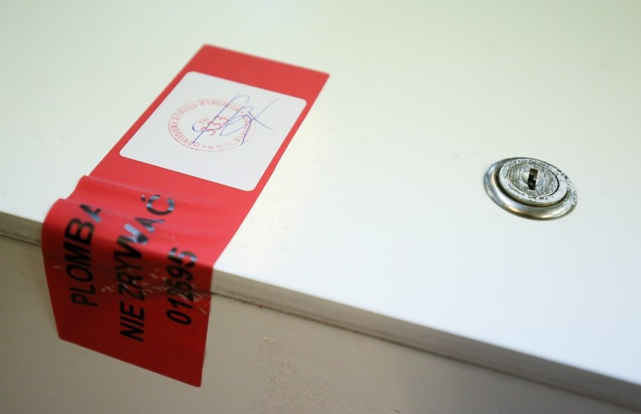 Jeździł autem z plakatem żony. Mandat za naruszenie ciszy wyborczej