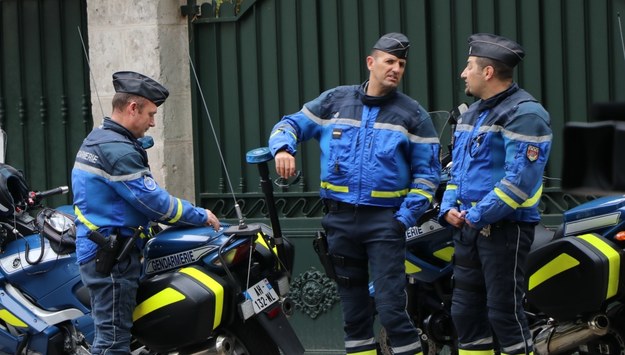 Francja rozważa zapewnienie obecności policjanta w szkołach