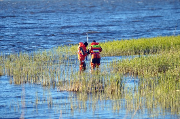 Akcja poszukiwawcza na jeziorze Sarbsko. Świadek: Do wody spadł niewielki samolot