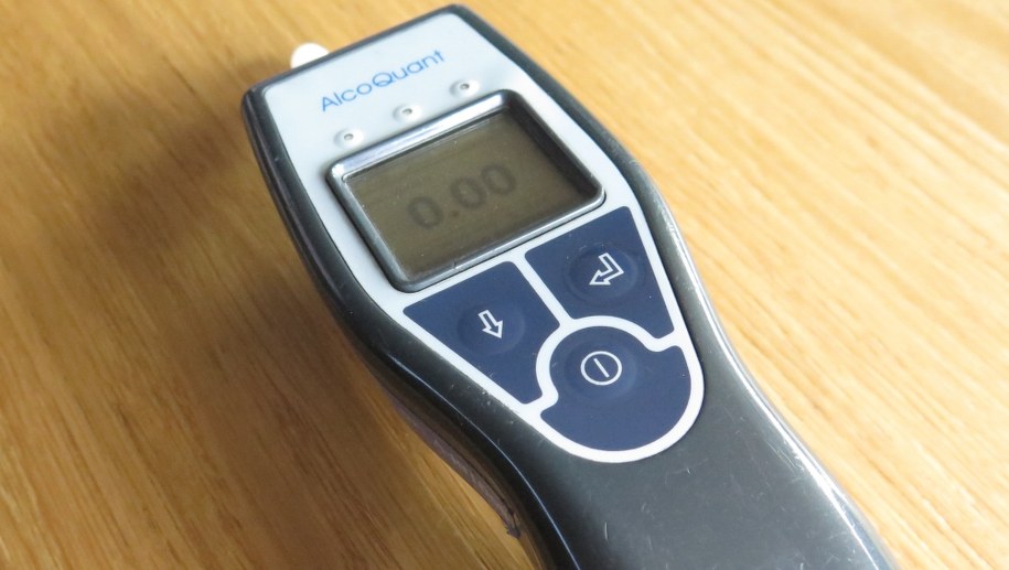 Kompletnie pijany dziadek wiózł autem wnuka