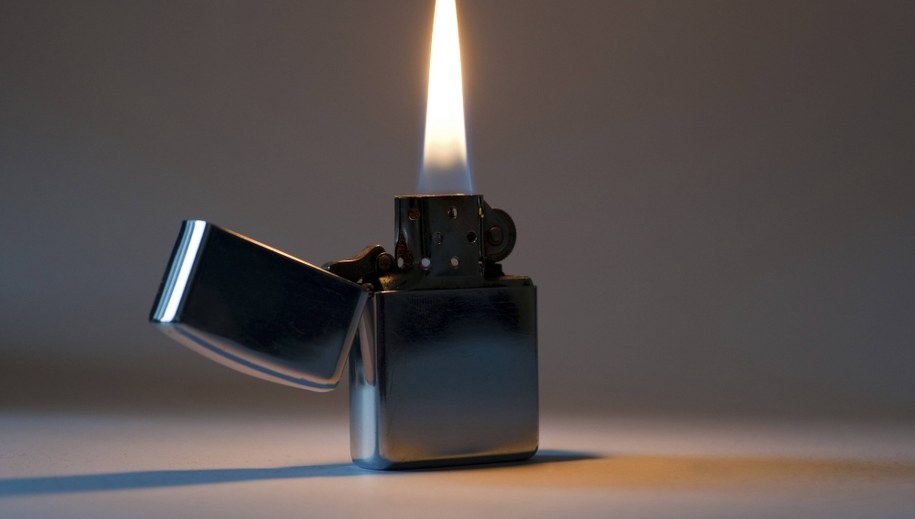 Elbląg: Kradł benzynę i przyświecił sobie zapalniczką