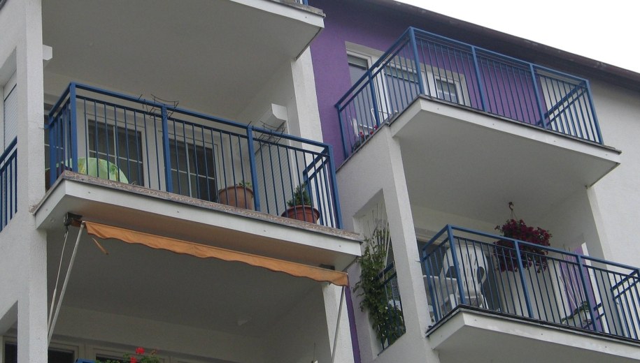 Próbował namówić koleżankę na seks. Gdy ta odmówiła, wyrzucił ją z 10-piętra