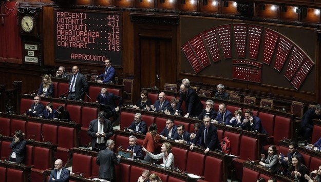 Włochy: Polityk podejrzewany o wyrycie nazwiska w sali obrad
