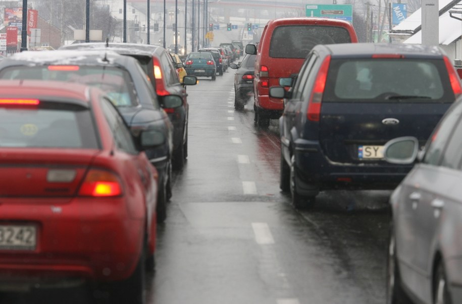 Czarny Piątek: Zakupowe szaleństwo w pełni. Oblężone parkingi, korki przy centrach handlowych