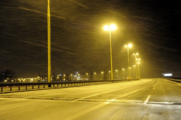 GDDKiA ostrzega: Na drogach utrudnienia z powodu śniegu, deszczu i mgły
