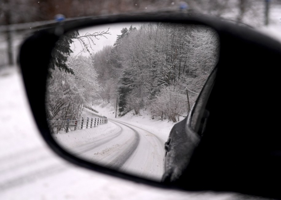 IMGW ostrzega przed silnym wiatrem i intensywnymi opadami śniegu