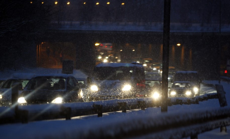 Zawieje i zamiecie śnieżne na południu, silny wiatr na zachodzie i w centrum. RCB alarmuje