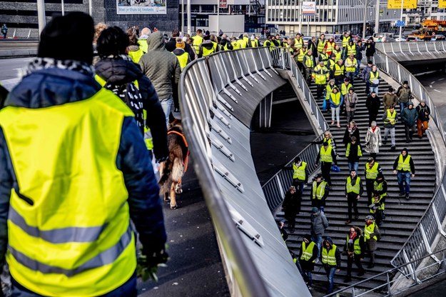 "DGP": Urzędnicy założą żółte kamizelki "Dość jałmużny"