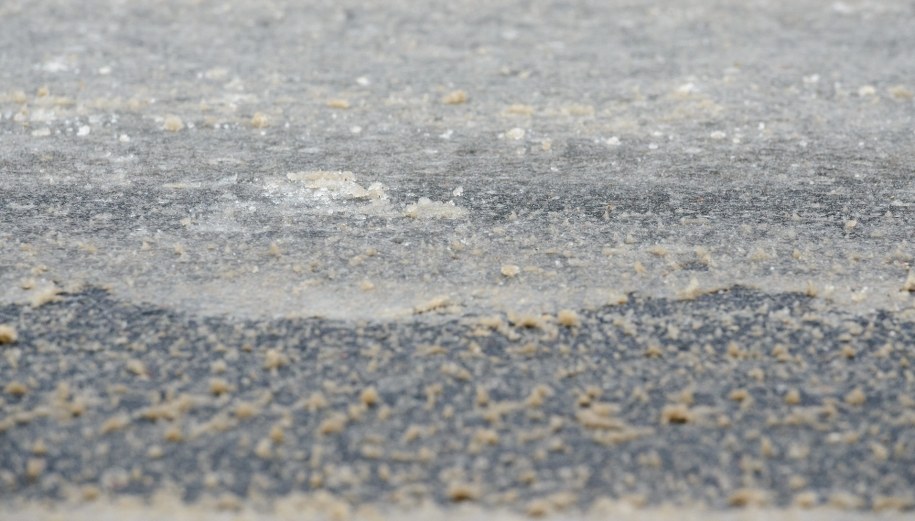 Uwaga! Oblodzone drogi w niemal całej Polsce