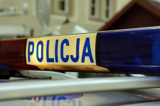 Kraków: Chciał wyrwać broń funkcjonariuszowi. Policja postrzeliła 25-latka