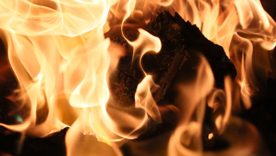 ​Koledzy podpalili 15-latka i robili mu zdjęcia. "Płonął jak pochodnia"