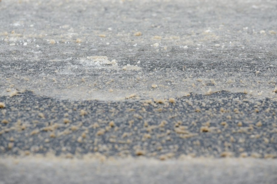 Uwaga na oblodzone drogi. Pada śnieg i śnieg z deszczem