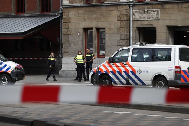 Strzelanina przed bankiem w Amsterdamie. Napastnik nie żyje