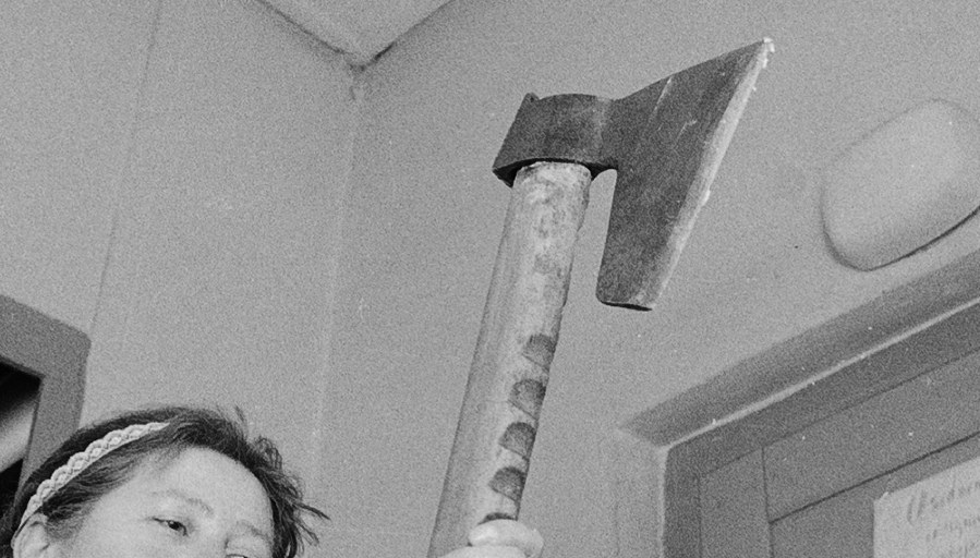 80-latka rozczłonkowała swojego współlokatora. Pięciu policjantów musiało ją zatrzymać