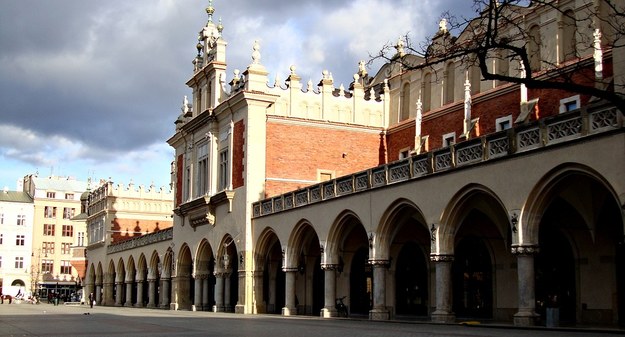 W sklepieniu Sukiennic zauważono pęknięcia