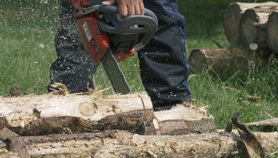 Przypadkiem przeciął sobie twarz piłą łańcuchową. Do szpitala pojechał sam