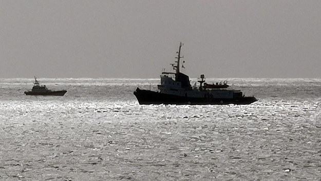 Włochy: Statek z 49 migrantami czeka na zgodę, by wpłynąć do portu