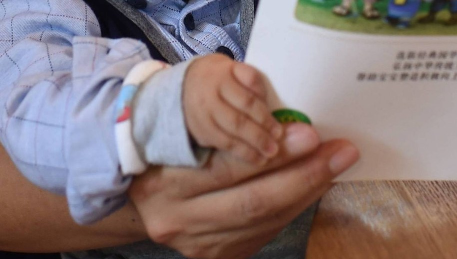 Sprzedał córkę, by spłacić długi. Żonie powiedział, że dziecko jest u babci