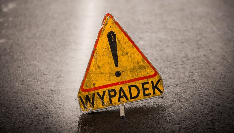 Brzeźnik: Samochód wjechał w pieszych, nie żyją trzy osoby