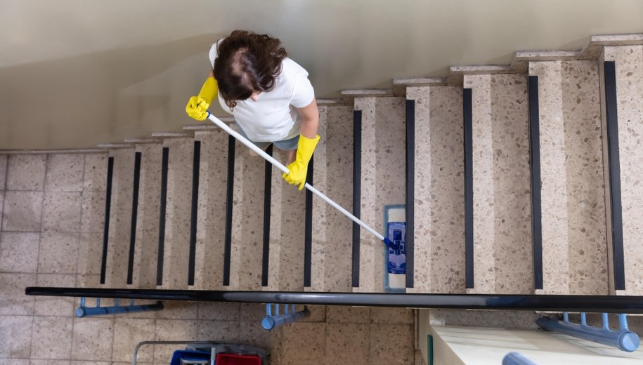 Karmili sprzątaczkę przez lejek, kazali jeść własne wymioty. Para zwyrodnialców skazana