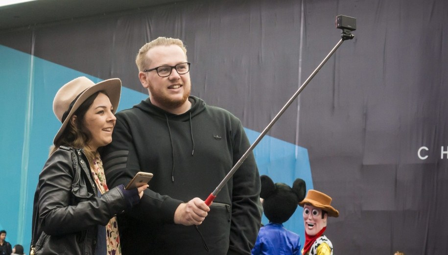 "Rzeczpospolita": Senat chce się promować kijkami do selfie