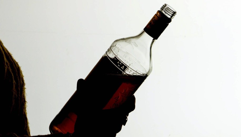 25-latek próbował "przepić" swojego przyjaciela. Zmarł na miejscu