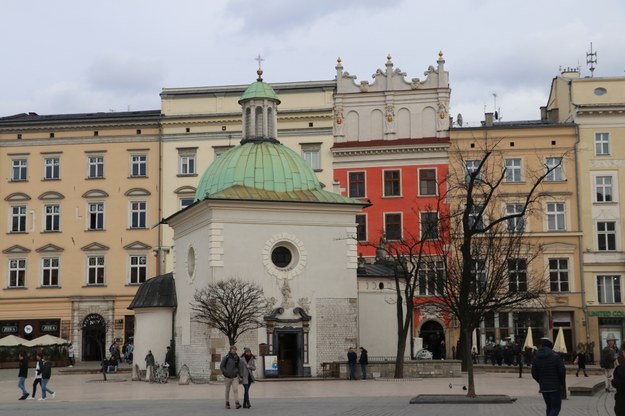 Półnadzy turyści na krakowskim Rynku. Policja prowadzi postępowanie