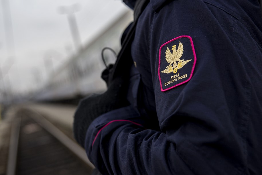 Groził nożem pasażerowi w pociągu. Został zatrzymany