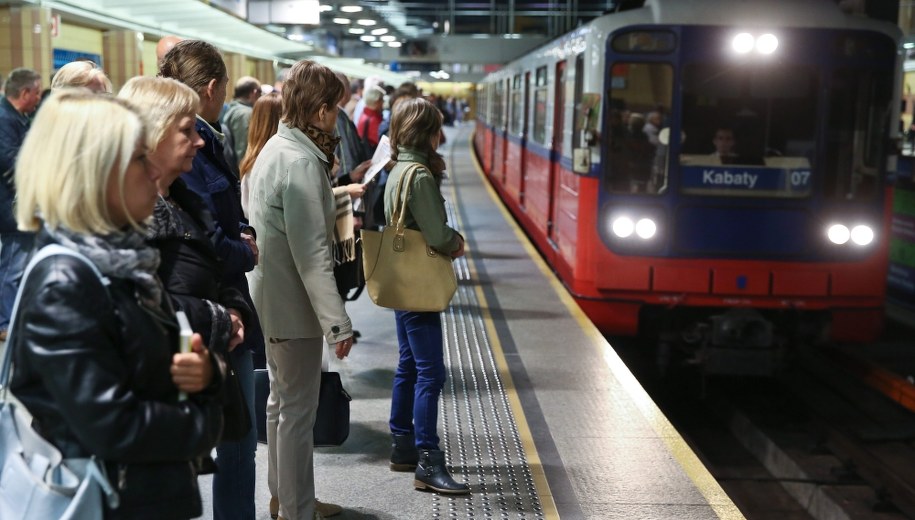 Wypadek w metrze w Warszawie. Kobieta wpadła pod pociąg