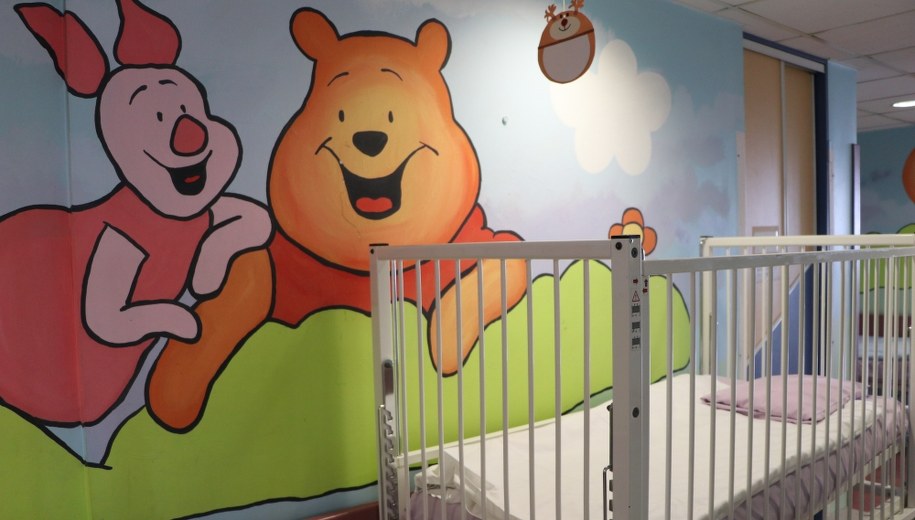 Sejmowa komisja: Pobyt rodziców przy dziecku w szpitalu ma być bezpłatny