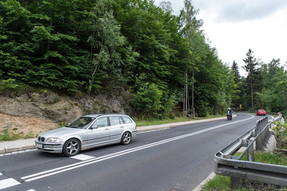 Przemoknięty 10-latek stał przy drodze. Zgubił się na szkolnej wycieczce