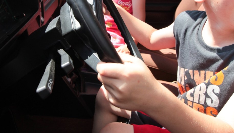 6-latka przekręciła kluczyk w stacyjce. Auto przejechało babcię