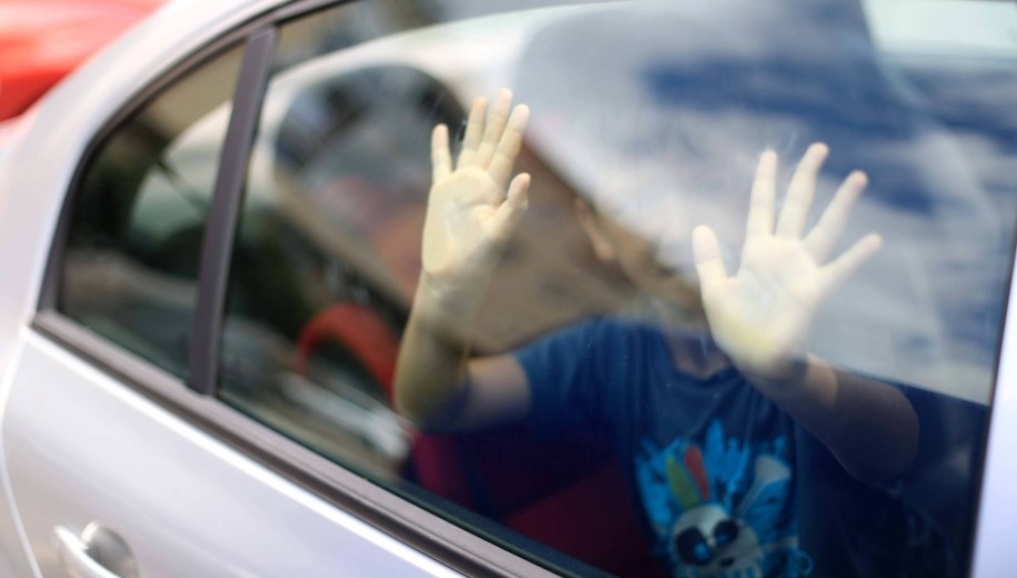 Łódź: Zostawiła dzieci w aucie przy 30-stopniowym upale. Wezwano pogotowie