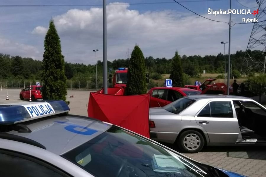 Śmierć egzaminatora w Rybniku. Kursantka zahamowała dopiero na kolejnym aucie