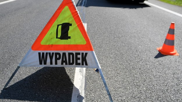 Problemy na A2. Z ciężarówki wysypał się ładunek