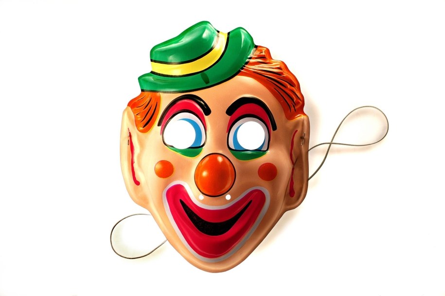 Pijany 33-latek chciał w przebraniu klauna nastraszyć kolegów. Pomylił ich z policjantami