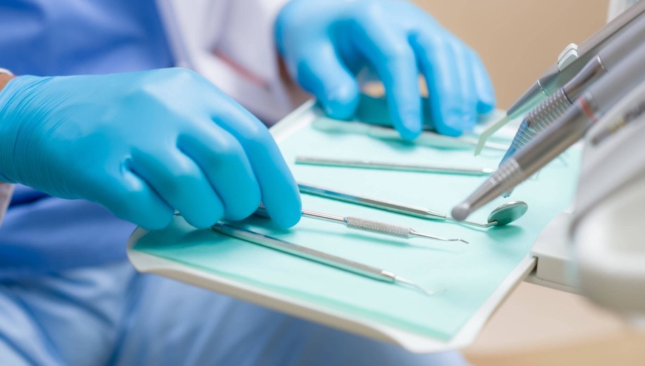 "Najgorszy pedofil w historii Francji". Chirurg podejrzany o zgwałcenie 250 dzieci