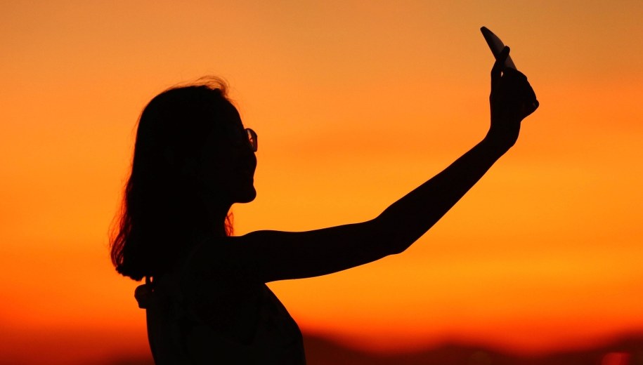 Chciała zrobić sobie selfie z bronią, przypadkiem postrzeliła się w głowę