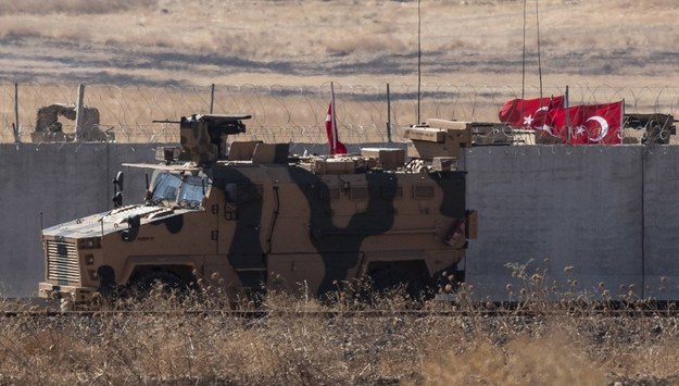Turcja gromadzi wojska i broń przy granicy z Syrią