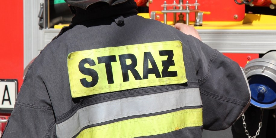 Pożar składowiska palet w Łaziskach Górnych. Runął dach magazynu