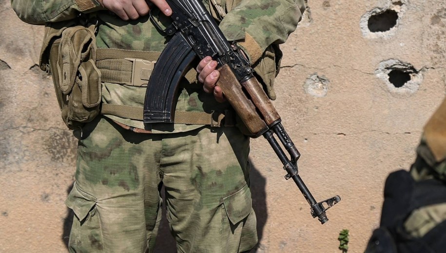 Kierował emiratem w Syrii. Paryski sąd skazał Czeczena na więzienie