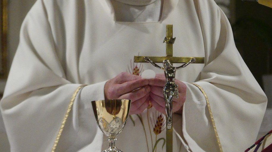 Ksiądz z zarzutami za grożby i podszywanie się pod biskupa