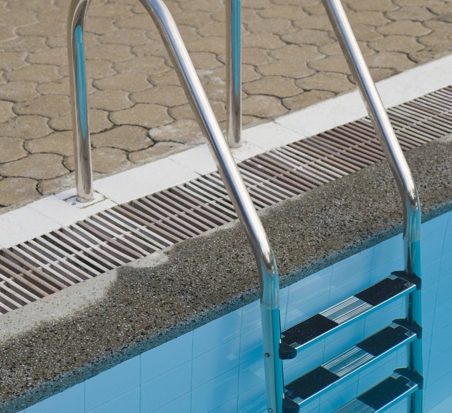 Ratownicy nie zauważyli, że w basenie topi się nastolatek. Ruszył proces