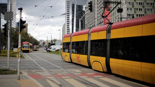 Warszawa: Zderzenie tramwaju z samochodem, trzy osoby ranne