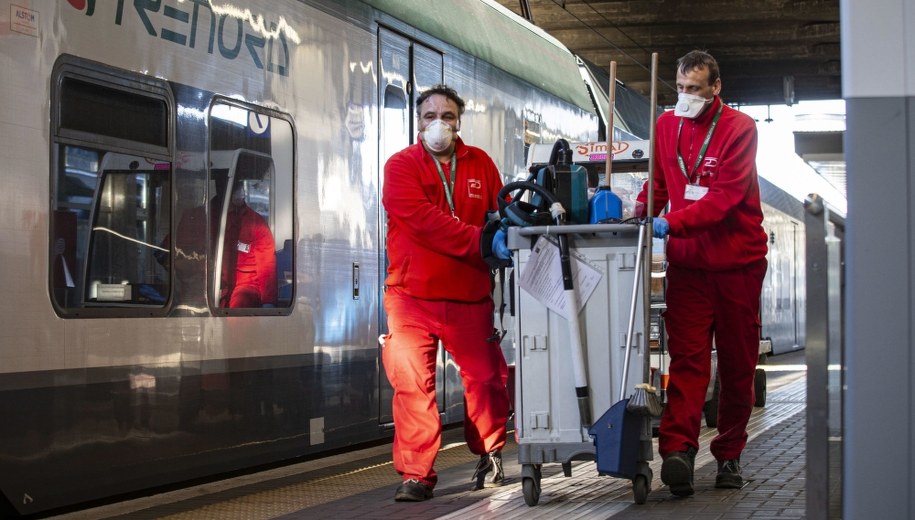 Mniej wizyt w restauracji, więcej oglądania telewizji. Koronawirus zmienia styl życia Włochów