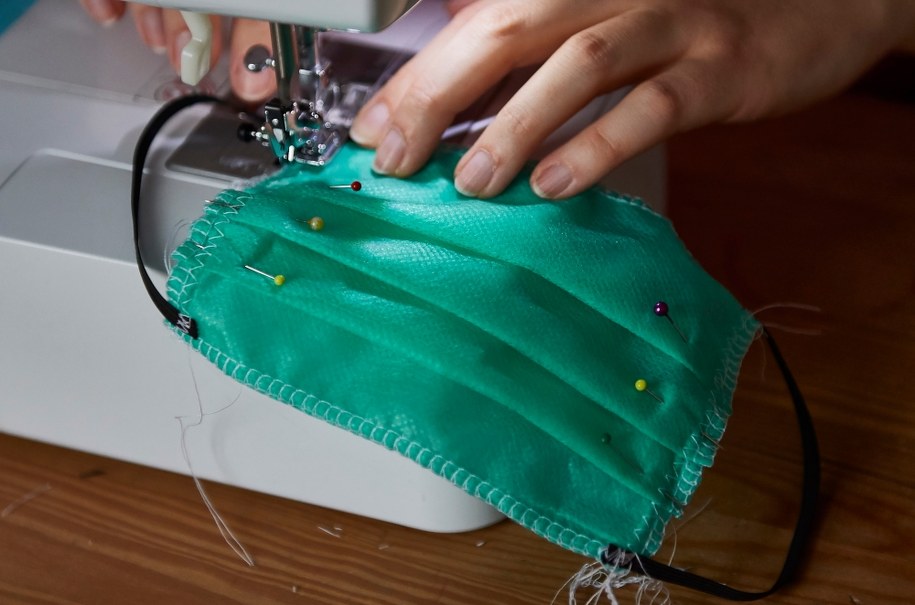 UE kupuje maseczki i kombinezony. Polska nie skorzysta, bo się spóźniła